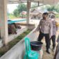 Antisipasi Wabah PMK, Polisi dan TNI di Sungai Gelam Lakukan Pemeriksaan Ternak di Kandang, Rabu (18/5/22). FOTO : Noval