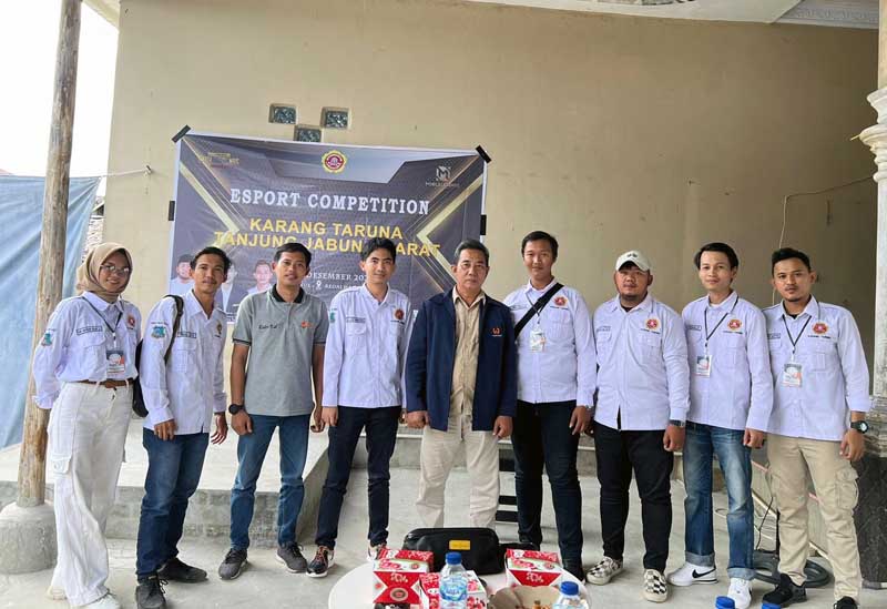 Ketua KT Tanjab Barat Buka Foto Bersama pada Acara Turnamen Esport Competition Mobile Legends di Kedai Hamsan, Jum'at  (09/12/22). FOTO : KT TJB