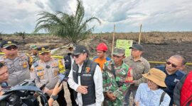 Dirreskrimsus Polda Jambi Kombes Pol DR Bambang Yugo Pamungkas didampingi Kapolres Tanjab Barat AKBP Agung BasukiSaat Cek Langsung TKP Karhutla di di Desa Pematang Buluh Kecamatan Batara Kabupaten Tanjabbar, Rabu (14/8/24). FOTO : Viryzha