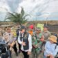 Dirreskrimsus Polda Jambi Kombes Pol DR Bambang Yugo Pamungkas didampingi Kapolres Tanjab Barat AKBP Agung BasukiSaat Cek Langsung TKP Karhutla di di Desa Pematang Buluh Kecamatan Batara Kabupaten Tanjabbar, Rabu (14/8/24). FOTO : Viryzha