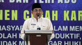 FOTO : Bupati H. Anwar Sadat saat Menghadiri Gerakan Bersama Penolahan Lahan dan Limbah Pembuatan 114 Ton di 114 Desa Optimalisasi Solusi Permanen Cegah Karhutla digelar oleh Polres Tanjab Barat dan Pemkab di Balai Pertemuan Kantor Bupati, Rabu (31/3/21).