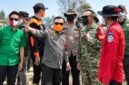 Gubernur Jambi Al Haris didampingi Kasi Ops Korem 042/Gapu Kolonel Inf Wahyu Alfiyan Arisandi saat meninjau langsung area terdampak kebakaran hutan dan lahan (Karhutla) di kawasan Taman Hutan Raya (Tahura) Sultan Thaha Syaifuddin, Kabupaten Batang Hari. (Foto: Dok. Humas/Istimewa)