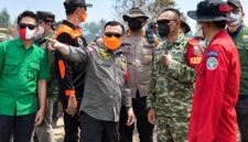 Gubernur Jambi Al Haris didampingi Kasi Ops Korem 042/Gapu Kolonel Inf Wahyu Alfiyan Arisandi saat meninjau langsung area terdampak kebakaran hutan dan lahan (Karhutla) di kawasan Taman Hutan Raya (Tahura) Sultan Thaha Syaifuddin, Kabupaten Batang Hari. (Foto: Dok. Humas/Istimewa)