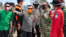 Gubernur Jambi Al Haris didampingi Kasi Ops Korem 042/Gapu Kolonel Inf Wahyu Alfiyan Arisandi saat meninjau langsung area terdampak kebakaran hutan dan lahan (Karhutla) di kawasan Taman Hutan Raya (Tahura) Sultan Thaha Syaifuddin, Kabupaten Batang Hari. (Foto: Dok. Humas/Istimewa)