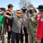 Gubernur Jambi Al Haris didampingi Kasi Ops Korem 042/Gapu Kolonel Inf Wahyu Alfiyan Arisandi saat meninjau langsung area terdampak kebakaran hutan dan lahan (Karhutla) di kawasan Taman Hutan Raya (Tahura) Sultan Thaha Syaifuddin, Kabupaten Batang Hari. (Foto: Dok. Humas/Istimewa)