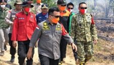 Gubernur Jambi, Al Haris (tengah), memimpin langsung peninjauan titik kebakaran hutan dan lahan (karhutla) di kawasan Taman Hutan Raya (Tahura) Sultan Thaha Saifuddin, Jambi, Jumat (4/9/2026). (FOTO : Dok. Istimewa)