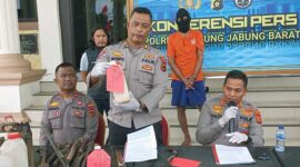 Kapolres Tanjab Barat AKBP Padli didampingi Kabag Ops AKP Julius Sitepu dan Kasi Humas IPDA Hendri menggelar Barang Bukti dan Tersangka Pembakaran Lahan saat konferensi pers, Rabu (9/8/23). FOTO : LT