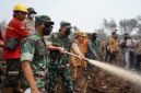Pangdam XX/TIB Mayjen TNI Arief Gajah Mada, S.E., M.M. (tengah) memimpin proses pendinginan (cooling down) pada lahan yang terdampak kebakaran hutan dan lahan (Karhutla) di Desa Londerang, Kecamatan Kumpeh, Kabupaten Muaro Jambi, Senin (31/8/2026). (Foto: Dok. Penrem 042 Gapu)