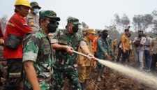 Pangdam XX/TIB Mayjen TNI Arief Gajah Mada, S.E., M.M. (tengah) memimpin proses pendinginan (cooling down) pada lahan yang terdampak kebakaran hutan dan lahan (Karhutla) di Desa Londerang, Kecamatan Kumpeh, Kabupaten Muaro Jambi, Senin (31/8/2026). (Foto: Dok. Penrem 042 Gapu)