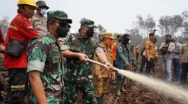 Pangdam XX/TIB Mayjen TNI Arief Gajah Mada, S.E., M.M. (tengah) memimpin proses pendinginan (cooling down) pada lahan yang terdampak kebakaran hutan dan lahan (Karhutla) di Desa Londerang, Kecamatan Kumpeh, Kabupaten Muaro Jambi, Senin (31/8/2026). (Foto: Dok. Penrem 042 Gapu)