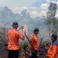 Tim TRC BNPB Regu B Kabupaten Muaro Jambi Saat Bercibaku Memadamkan Api di Lahan perkebunan kelapa sawit masyarakat di Ds. Bukit Baling RT. 03 KM. 31 Kecamatan Sekerna, Minggu (11/9/22). FOTO : BPBD