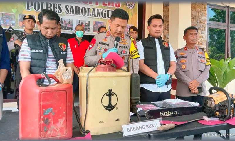 Kapolres Sarolangun AKBP Budi Prasetya saat menggelar konferensi pers didampingi Kasat Reskrim Iptu June Sianipar bertempat di Mako Polres Sarolangun, Selasa(26/8/24). FOTO : IST