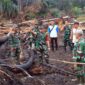 Dandim 0419/Tanjab Letkol Arm Dwi Sutaryo didampingi Danramil 419-03/Tungkal Ilir, Kapten Inf Safri Napitupulu beserta Babinsa dan bhabinkamtibmas Saat Cek Lokasi Karhutla di desa Sungai Dungun, Kecamatan Kuala Betara, Rabu (31/7/24). FOTO : PENDIM