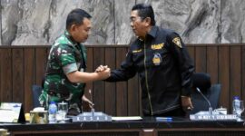 Kasad Jenderal TNI Dudung Abdurachman Menerima Audiensi Ketua Umum DPP Organisasi Gerakan Anti Narkoba (Granat) DR. H. KRH. Henry Yosodiningrat di Mabesad, Jumat (21/1/22). FOTO : Dispenad