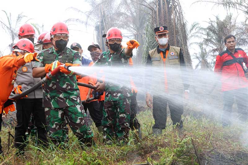 Kasad Dudung Jenderal TNI Dr. Dudung Abdurachman penanganan Kebakaran Hutan dan Lahan (Karhutla) di wilayah Jambi, Kamis (7/9/23). FOTO : Dispenad