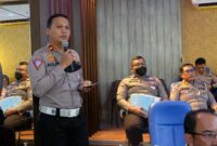 Kasat Lantas Polresta Jambi Kompol Aulia Rahmad saat memberikan keterangan pers kepada wartawan, Jumat (30/12/22). FOTO : Dhea