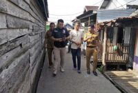 Kasatreskoba Polres Tanjab Barat Iptu Epy Koto bersama aparat terkait saat menyambangi warga di Kelurahan Kampung Nelayan. FOTO : Humas