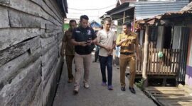 Kasatreskoba Polres Tanjab Barat Iptu Epy Koto bersama aparat terkait saat menyambangi warga di Kelurahan Kampung Nelayan. FOTO : Humas