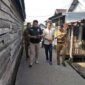 Kasatreskoba Polres Tanjab Barat Iptu Epy Koto bersama aparat terkait saat menyambangi warga di Kelurahan Kampung Nelayan. FOTO : Humas