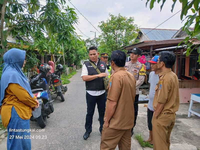 Kasatresnarkoba Polres Tanjab Barat Iptu Epy Koto bersama BKTM Bripka Heru, Sekretaris Lurah Sriwijaya dan Ketua Ketua RT saat Operasi Antik Siginjai 2024 di Lorong Bintang Jalan Bahagia, Senin (27/5/24). FOTO : LT