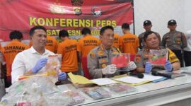 Kapolresta Jambi Kombes Pol Eko Wahyudi dan Kasat Narkoba Kompol Niko Darutama (Kiri) saat Pres Rilis Penangkapan 6 Pelalu Narkoba di Kelurahan Rawasari, Kecamatan Alam Barajo, Kota Jambi, Sabtu (22/7/23). FOTO : Ist