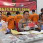 Kapolresta Jambi Kombes Pol Eko Wahyudi dan Kasat Narkoba Kompol Niko Darutama (Kiri) saat Pres Rilis Penangkapan 6 Pelalu Narkoba di Kelurahan Rawasari, Kecamatan Alam Barajo, Kota Jambi, Sabtu (22/7/23). FOTO : Ist
