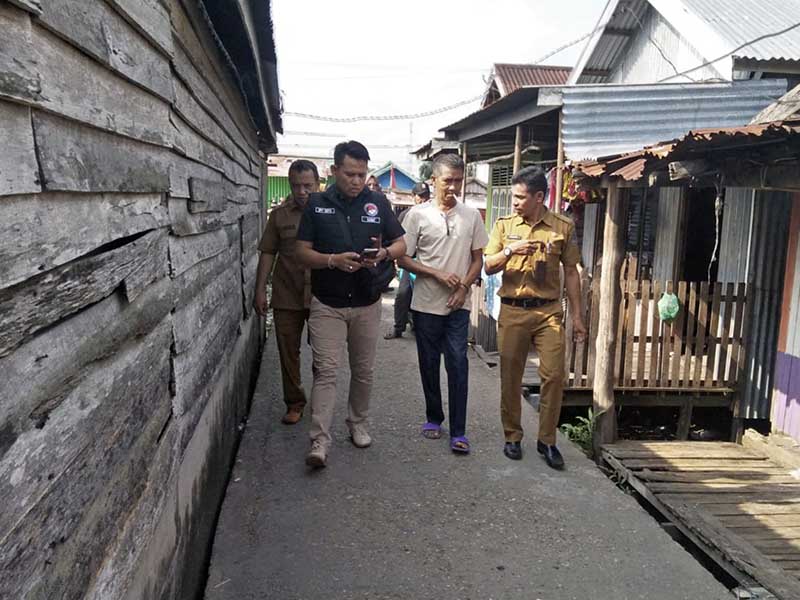 Kasatreskoba Polres Tanjab Barat Iptu Epy Koto bersama aparat terkait saat menyambangi warga di Kelurahan Kampung Nelayan. FOTO : Humas