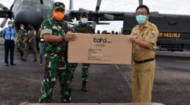 FOTO : Kasrem 042/Gapu Letnan Kolonel Arh Hary Sassono Utomo, S.H Saat Menyerahkan Bantuan APD dari Kemenkes RI kepada Kepala Dinas Kesehatan Provinsi Jambi dr. H. Samsiran Halim di Parkiran Terminal Cargo Bandara Sultan Thaha Jambi, Selasa (07/04/20)