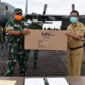 FOTO : Kasrem 042/Gapu Letnan Kolonel Arh Hary Sassono Utomo, S.H Saat Menyerahkan Bantuan APD dari Kemenkes RI kepada Kepala Dinas Kesehatan Provinsi Jambi dr. H. Samsiran Halim di Parkiran Terminal Cargo Bandara Sultan Thaha Jambi, Selasa (07/04/20)