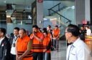 Para tersangka kasus korupsi dana bencana BNPB mengenakan rompi tahanan saat akan dibawa ke rutan dari Gedung KPK, Jakarta, Rabu (14/10/2026). (FOTO : Dok. Kompas.com)
