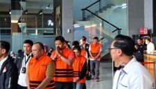 Para tersangka kasus korupsi dana bencana BNPB mengenakan rompi tahanan saat akan dibawa ke rutan dari Gedung KPK, Jakarta, Rabu (14/10/2026). (FOTO : Dok. Kompas.com)