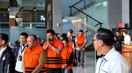 Para tersangka kasus korupsi dana bencana BNPB mengenakan rompi tahanan saat akan dibawa ke rutan dari Gedung KPK, Jakarta, Rabu (14/10/2026). (FOTO : Dok. Kompas.com)