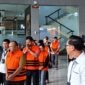 Para tersangka kasus korupsi dana bencana BNPB mengenakan rompi tahanan saat akan dibawa ke rutan dari Gedung KPK, Jakarta, Rabu (14/10/2026). (FOTO : Dok. Kompas.com)