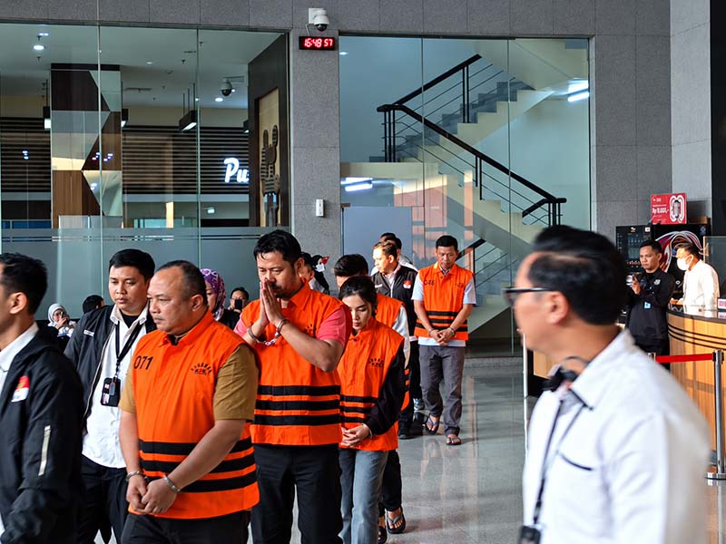 Para tersangka kasus korupsi dana bencana BNPB mengenakan rompi tahanan saat akan dibawa ke rutan dari Gedung KPK, Jakarta, Rabu (14/10/2026). (FOTO : Dok. Kompas.com)