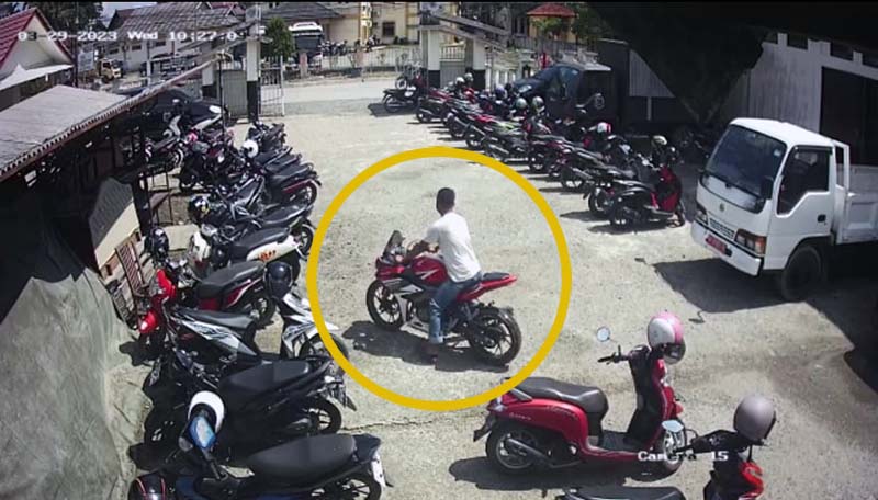Gerak Gerik Pelaku Sebelum Melakukan Aksi Pencurian Helm di Lokasi. FOTO : Tangkapan Layar CCTV