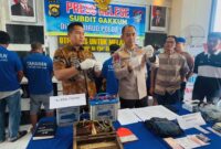 Kepala Bagian Pembinaan dan Operasi (Kabagbinops) Ditpolairud Polda Jambi  AKBP Lukman yang didampingi oleh kasubdit Gakkum AKBP Ade Candra Saat Pres Rilis. FOTO : HMS