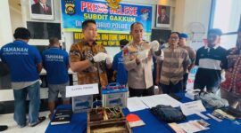 Kepala Bagian Pembinaan dan Operasi (Kabagbinops) Ditpolairud Polda Jambi  AKBP Lukman yang didampingi oleh kasubdit Gakkum AKBP Ade Candra Saat Pres Rilis. FOTO : HMS