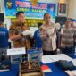 Kepala Bagian Pembinaan dan Operasi (Kabagbinops) Ditpolairud Polda Jambi  AKBP Lukman yang didampingi oleh kasubdit Gakkum AKBP Ade Candra Saat Pres Rilis. FOTO : HMS