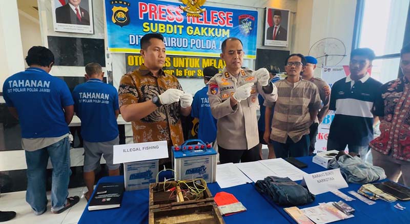Kepala Bagian Pembinaan dan Operasi (Kabagbinops) Ditpolairud Polda Jambi  AKBP Lukman yang didampingi oleh kasubdit Gakkum AKBP Ade Candra Saat Pres Rilis. FOTO : HMS