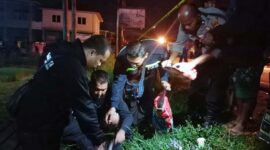 Polisi Unit Reskrim Polsek Jaluko Melakukan Olah TKP dan Memasang Garis Polisi di Tempat Kejadian. FOTO : LT/Boy