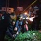 Polisi Unit Reskrim Polsek Jaluko Melakukan Olah TKP dan Memasang Garis Polisi di Tempat Kejadian. FOTO : LT/Boy