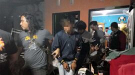 Unit Reskrim Polsek Jaluko dan Satreskrim Polres Muaro Jambi Saat Mengamankan Pelaku YAN di Wilayah Merene Kota Jambi. FOTO : HUmas.
