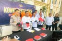 Direktur Reskrimsus Polda Jambi Kombes Pol Taufik Nurmandia saat konferensi pers didampingi Kasubdit IV Kompol Hadi Handoko. FOTO : VIRYZHA