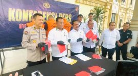 Direktur Reskrimsus Polda Jambi Kombes Pol Taufik Nurmandia saat konferensi pers didampingi Kasubdit IV Kompol Hadi Handoko. FOTO : VIRYZHA