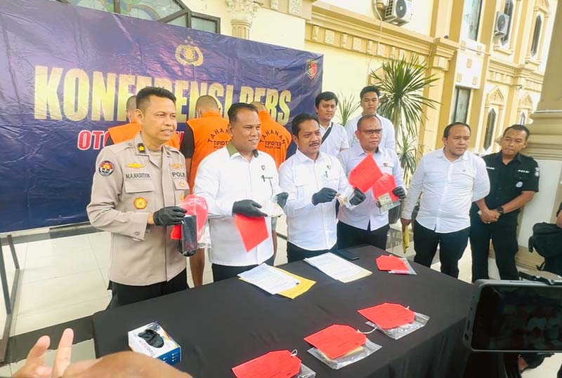 Direktur Reskrimsus Polda Jambi Kombes Pol Taufik Nurmandia saat konferensi pers didampingi Kasubdit IV Kompol Hadi Handoko. FOTO : VIRYZHA