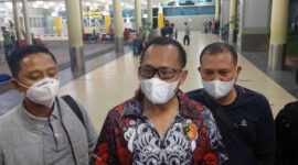 Dirreskrimsus Polda Jambi Kombes Pol Christian Tory Saat Diwawancarai di Bandara Sultan Thaha Jambi, Sabtu malam (20/8/22). FOTO : Dhea
