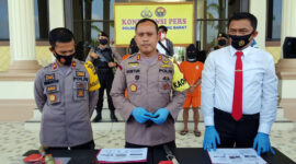 FOTO : Kapolres Tanjabbar AKBP Guntur Saputro, SIK, MH didampingi Wakapolres Wirmanto Dinata, S.Ag, MM dan Kasat Reskrim AKP Jan Mantto Hasiholan, SH, SIK saat Menggelar Press Release di Mapolres, Senin (32/08/20).