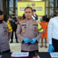 FOTO : Kapolres Tanjabbar AKBP Guntur Saputro, SIK, MH didampingi Wakapolres Wirmanto Dinata, S.Ag, MM dan Kasat Reskrim AKP Jan Mantto Hasiholan, SH, SIK saat Menggelar Press Release di Mapolres, Senin (32/08/20).