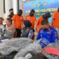 Enam Tersangka Kasus Penyeludipan Baby Lobster dihadirkan Saat Kapolres Tanjab Barat AKBP Padli, SH, SIK, MH didampingi Kasat Reskrim AKP Septia Intan Putri, STK, SIK KasatPolair dan Kasi Humas Gelar pres rilis, Kamis (9/7/23). FOTO : LT