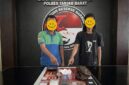 BARANG BUKTI & PELAKU: (Dari kiri ke kanan) MR (38) dan SI (29) saat diamankan di Mapolres Tanjung Jabung Barat bersama sejumlah barang bukti narkotika jenis sabu, alat hisap (bong), timah rokok, serta ponsel yang digunakan untuk bertransaksi. Keduanya diringkus tim gabungan Polsek Tungkal Ulu setelah terendus menjalankan bisnis haram yang dikendalikan dari balik jeruji besi. (FOTO : Dok. Humas Res Tanjabbbar)